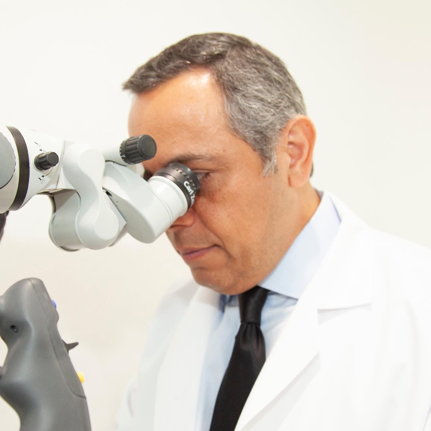 Dr. Baradaran performing microsurgery using a Carl Zeiss surgical microscope. Beverly Hills periodontal practice.